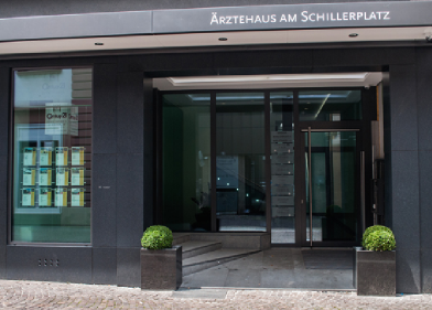 Eingang zum Aerztehaus am Schillerplatz